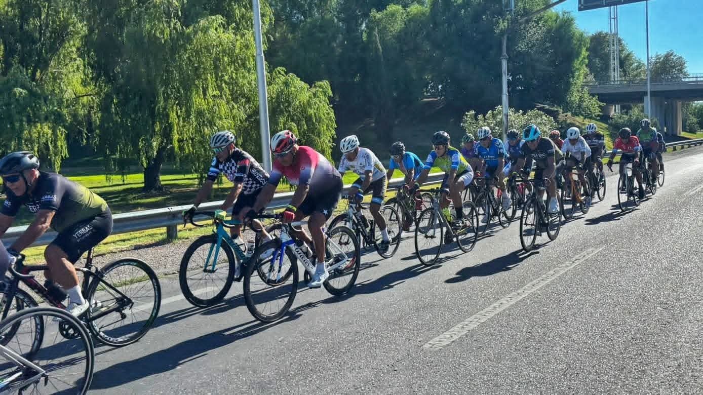 Pelotón de ciclismo visto desde arriba en una ruta abierta
